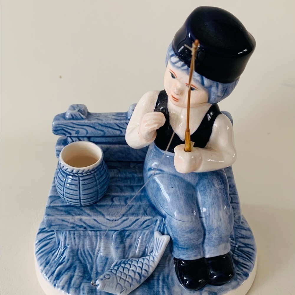 Delft blue figure VTG colonial Dutch Boy Fishing